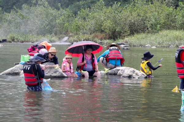지난해 개최된 산청 경호강 물 페스티벌에서 가족단위의 관광객들이 경호강에서 낚시 대회에 참가해 은어 낚시를 하고 있다.