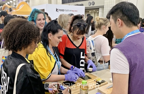 '2019 뉴욕 K-Food Fair'의 외국인 방문객이 김밥만들기 체험을 하고 있다
