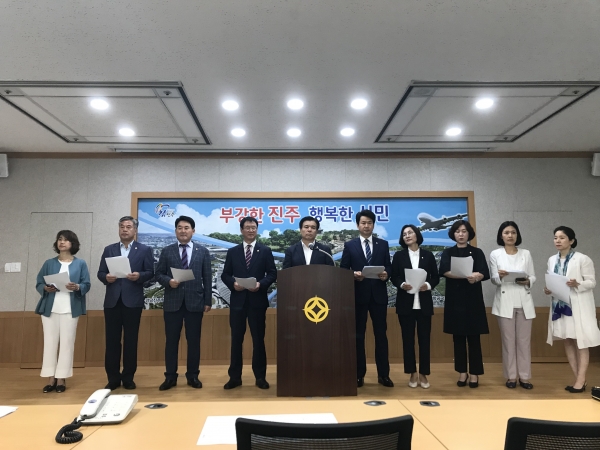 진주시의회 더불어민주당 소속 시의원들이 24일 시청 브리핑룸에서 일본의 경제보복 조치를 규탄하는 기자회견을 가졌다.