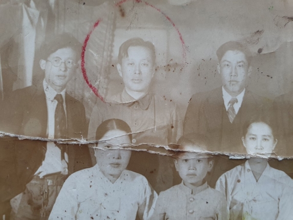 우용현 선생. (원내 우용현 선생, 앞줄 세 번째가 부인 차우필 여사, 어린아이는 아들 우제성, 1939년)