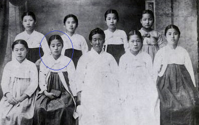김필호 선생. (광주3‧1운동에 가담한 수피아여고 학우들과 함께, 1919년)