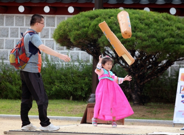 지난해 추석 연휴 김해가야테마파크에서 전통놀이를 즐기는 한 가족의 모습.