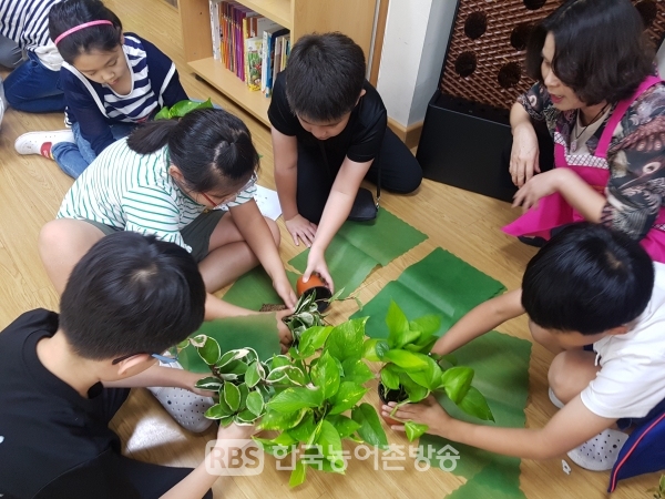 만성초등학교 학생들의 그린스쿨 수업장면(사진=농촌진흥청)