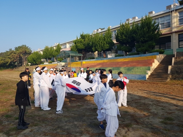 100주년 기념 만세운동 행진(사진=우수영초등학교)