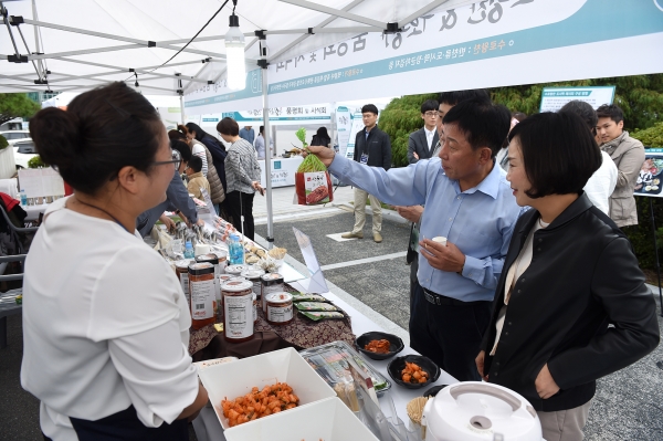김해시 지역특화식품인 ‘수로왕찬 & 수로왕가’이 11월 중순 40개 나들가게를 통해 출시된다. 사진은 지난 17일 열린 품평회와 시식회 모습.