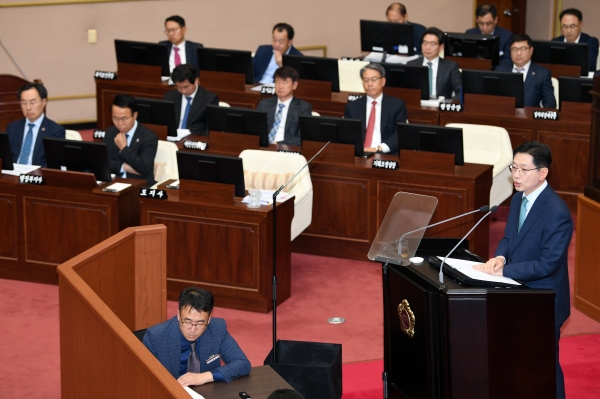 김경수 지사가 지난 5일 오후 제368회 경남도의회 정례회에서 ‘2020년도 예산안 편성’에 대한 시정연설을 하고 있다.