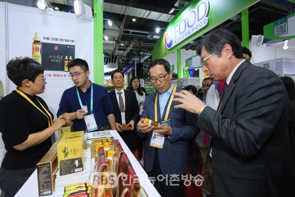 중국국제수입박람회 한국관 참가업체를 살펴보고 있는 이병호 사장(우측에서 2번째) (사진=aT)