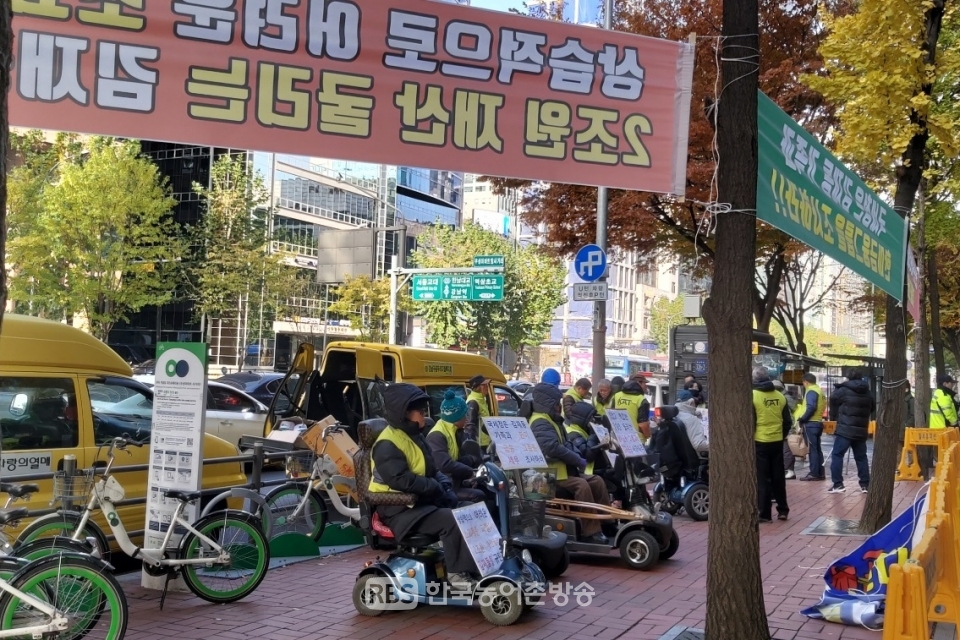 (사)한국장애인농축산기술협회 회원들이 한미금융그룹 본사 앞에서 그들의 억울함을 호소하고 있다. (사진=이정일 기자)