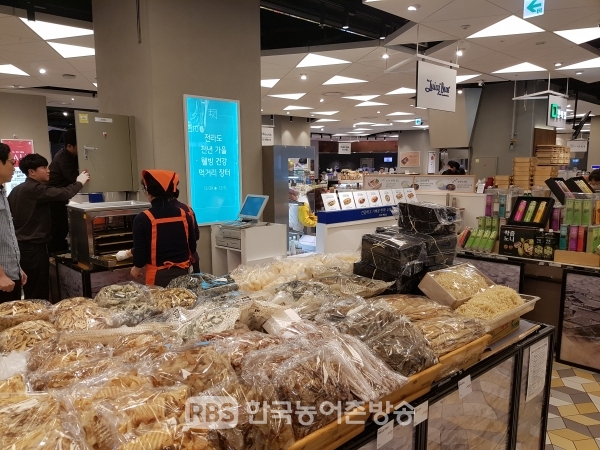 식품관 특설매장에서 전북 우수상품 홍보 및 특판을 위한 직거래장터를 운영(사진=전북도청)