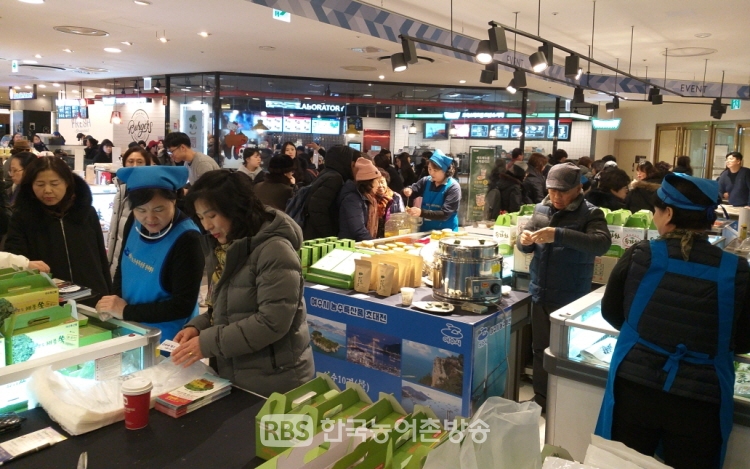 여수시가 서울 롯데백화점에서 농수특산품을 판촉한다.(제공=여수시)