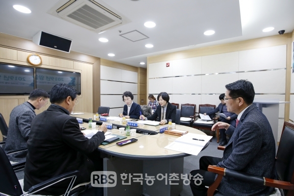 20일 전북 임실군 영상회의실에서 열린 ‘임실군 규제개혁위원회’에서 이남재 기획예산실장이 회의를 진행하고 있다.(사진=임실군)