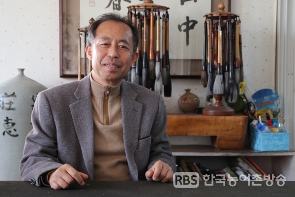 김장호 서예가는 자신이 서예를 계속하는 이유로 진주의 서예 문맥을 이어나가기 위함이라고 말했다.