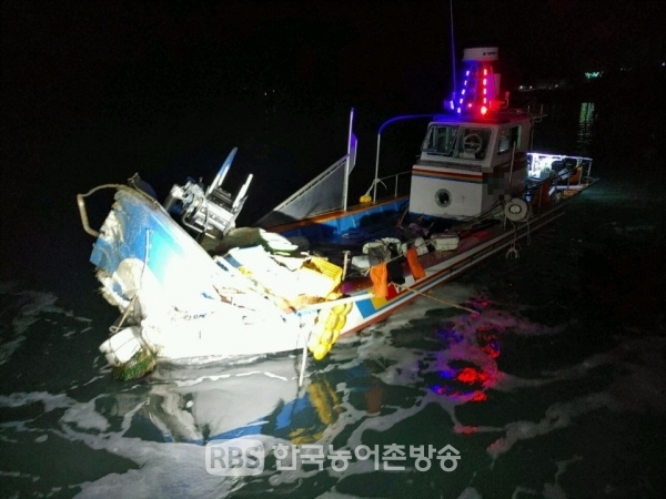 압해대교 교각에 충돌해 선미가 크게 손상된 2.72톤급 어선 A호(사진=목포해양경찰서)