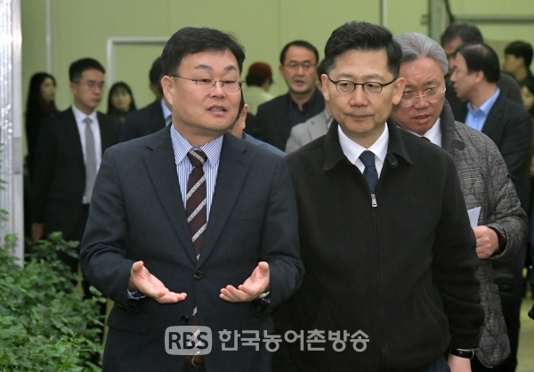 장영수 군수와 김현수 농식품부장관(오른쪽)이 함께한 모습(사진=장수군)