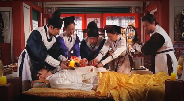 조선시대 어의의 치료_문종의 종기를 치료한 어의 전순의는 당대의 명의임에도 불구하고 이상한 처방을 내린 것으로 알려져 있다. 사진은 드리마 ‘마의’ 중 한 장면.