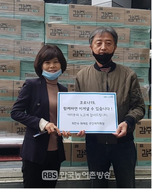 최만수 이사장(오른쪽)이 송파구청에 식혜감주 6000개를 기부했다.(사진=한국신선편이협회)
