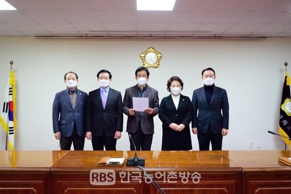 제21대 목포총선 더불어민주당 김원이 후보의 사퇴를 촉구하고 있는 목포시의회 의의원들(사진=조성오 의원)