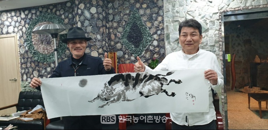 왼쪽부터 김경호 고문, 홍귀표 회장 (출처 : 한국장애인농축산기술협회)
