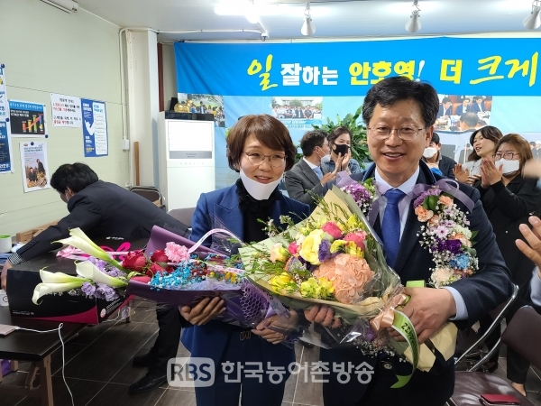 안호영 당선자가 꽃다발을 받고 소감을 밝히고 있는 모습(사진=의원실)