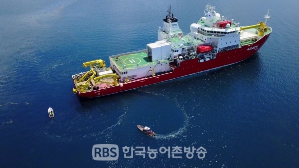 해외고립 원양어선원 긴급귀국지원하는 아라온호(사진=해양수산부)