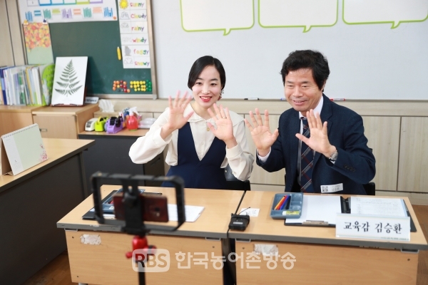 한솔초 박봄이교사와 함께 수업콘텐츠제작에 참여하는 김승환교육감