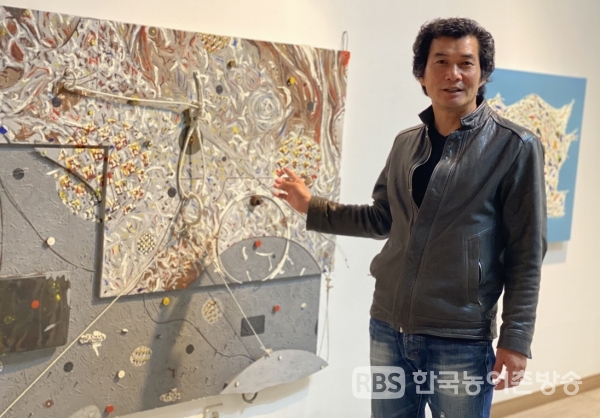 김은기 작가(54)는 작품은 한쪽 벽면을 장식화하는 장식에서 벗어나 그 작품 나름대 로의 표현이며 최소한의 감동을 일으키는 작품이 되어야 한다고 말한다.