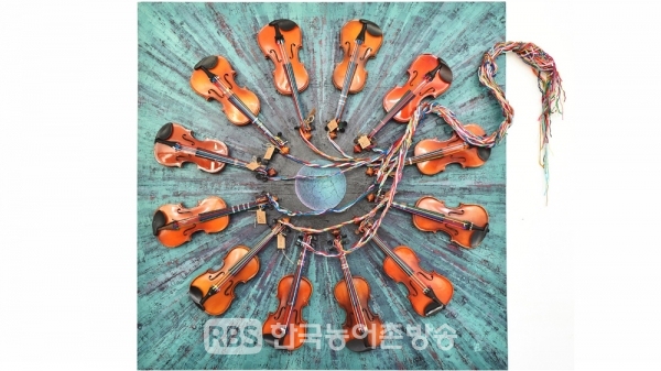 (사진=Harmony2012-12간지_Acrylic on wood. 바이올린.털실, 140X140cm, 2020)