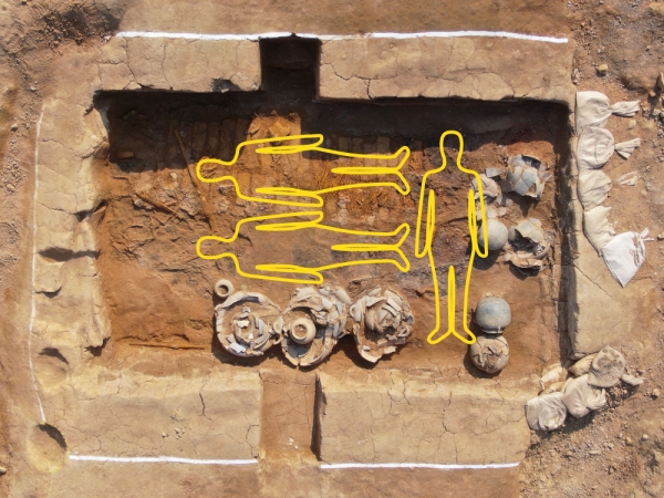 김해 대성동고분군서 발견된 108호 목곽묘의 인골출토 양상 모식도.