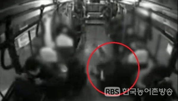 당시 진주 여고생의 버스 사고 모습/출처=유튜브 한문철TV 캡처