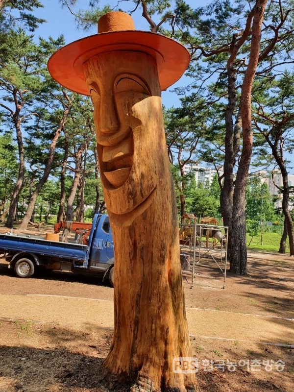 송림공원 내 자연 피해를 입은 노송을 제거하지 않고 전천상 도호부사 얼굴모습을 표현한 기념조형물을 만들었다.