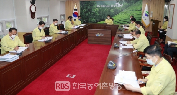 김철우 군수가 코로나19 광주·전남 확산에 따른 긴급대응대책 회의를 개최했다.(제공=보성군)