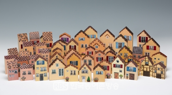 (지유라 작가=봄날 만난 집 acrylic on wood 2013)