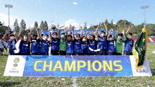 제56회 추계 한국고등학교 축구연맹전 우승팀(골클럽)이 기념촬영을 하고있다.