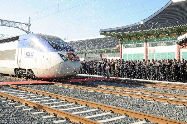 지난 2012년 진주역에서 진행된 경전선 마산~진주간 복선전철화 개통식에서 KTX열차가 처음 진주에 들어서는 모습.