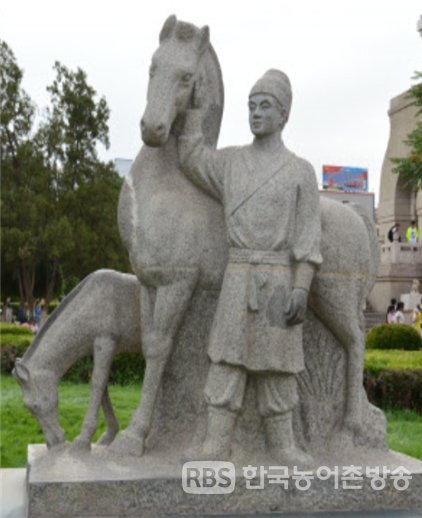칸수성 무위시의 남성문광장에 서있는 마왕신 투후 김일제 동상.