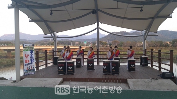 봉동 상장기공원에서 공연하는 두드림난타 동호회(사진=완주생문동)