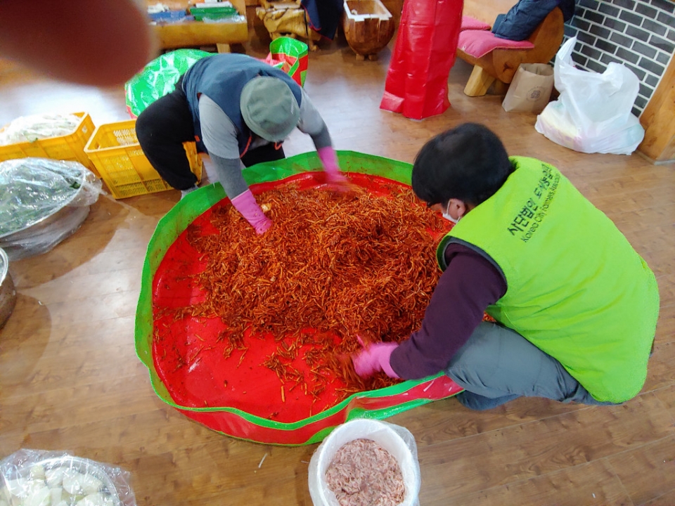 김장 재료를 준비하는 자원봉사자들(사진=한국장애인농축산기술협회)