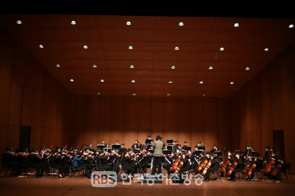 여수 유진청소년오케스트라와 발트오케스트라 연주모습(사진제공=유진청소년오케스트라)