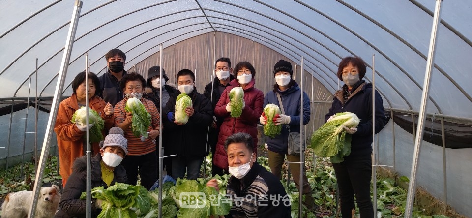 도시농업교육의 교육생들이 생산한 농산물 나눔 행사 (사진=한국장애인농축산기술협회)
