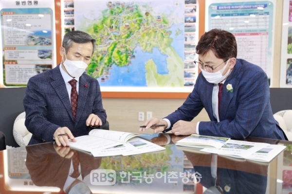 김철우 보성군수와 김승남 국회의원이 신년 첫 행보로 지역 현안 사업 추진에 대해 논의하고 있다.(제공=보성군)