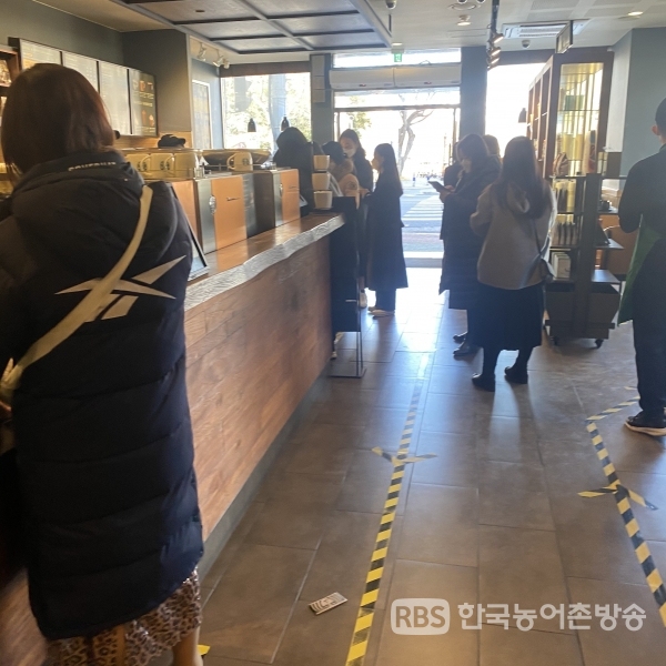 경남과기대 인근 커피숍에 음료를 구매하기 위해 이용객들이 줄지어 있는 모습.