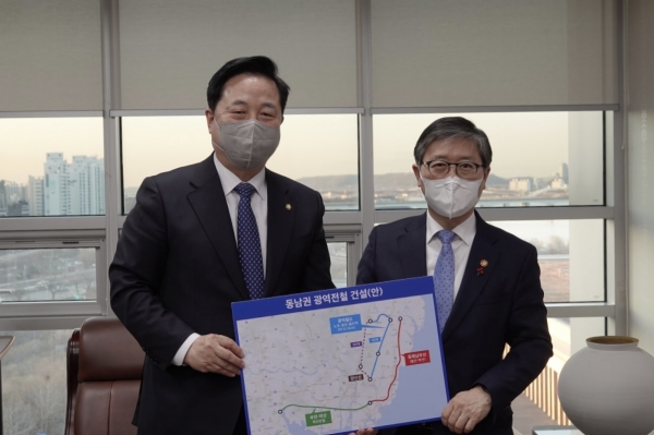 김두관 의원이 19일 국회에서 변창흠 국토부장관을 만나 제4차 광역교통 사행계획 등에 동남권 순환철도 건설을 반영해 줄 것을 요청했다.