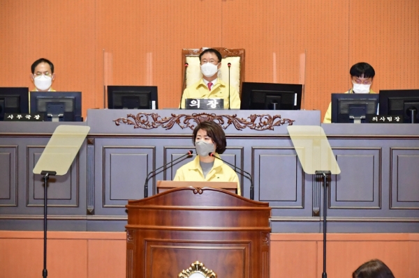 서은애 의원이 19일 진주시의회 제226회 임시회에서 5분 발언을 통해 시의 코로나19 대응을 비판했다. 사진은 서 의원이 이날 5분 발언을 진행하고 있는 모습.