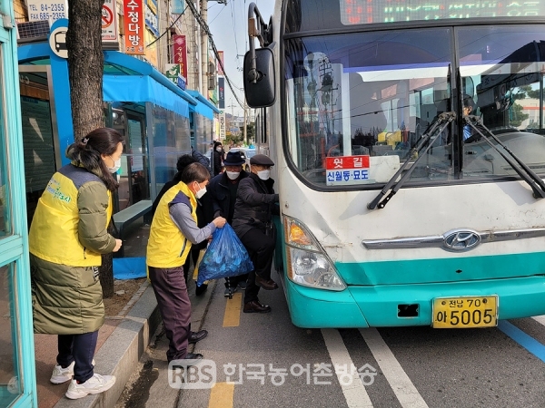 여수시(시장 권오봉)는 시내버스 승하차 시 교통약자의 안전을 위해 2월 1일부터 전통시장 승하차 도우미 사업을 시행한다(사진제공=여수시)