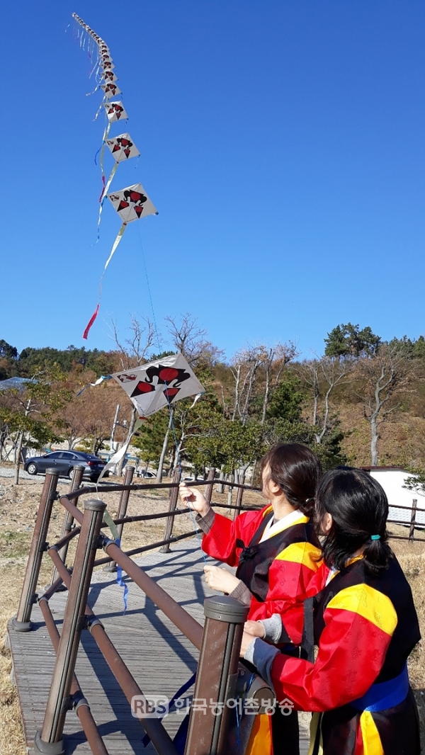 지난해 이순신 스토리텔링 체험관광 상품에 참여한 학생들이 신호연 날리기 체험을 하는 모습(사진제공=여수시)