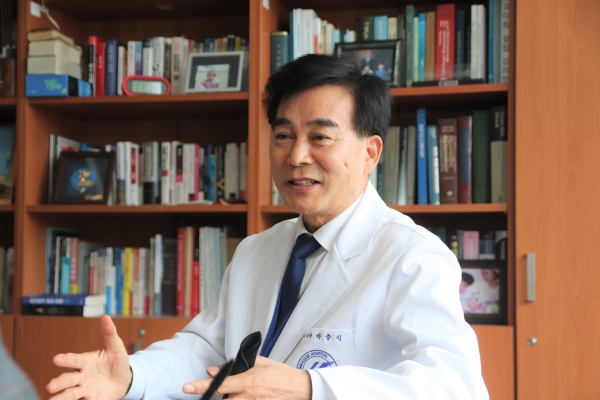 하충식 한양대학교 창원한마음병원 이사장은 한국 현대의학 현대사에서 개인으로 가장 큰 성공을 거뒀다는 평가를 받고 있다. 하 이사장은 자신의 성공에 대해 “지방대 출신도 할 수 있다는 것을 보여주고 싶었다”고 고백했다.