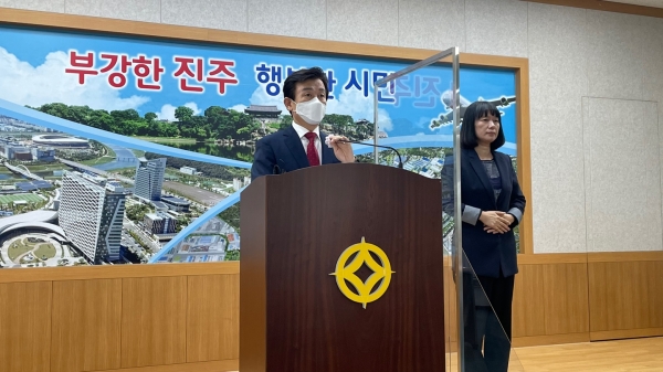 조규일 진주시장이 26일 시청 브리핑룸에서 기자회견을 열고 한국토지주택공사(LH) 혁신개혁안에 대해 “정부의 LH 해체 수준의 개편을 강력하게 반대한다”는 입장을 발표했다.