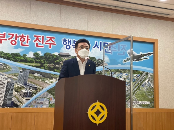 진주시의회 이현욱 의원이 26일 오전 시청 브리핑룸에서 기자회견을 열고 최근 정부에서 제기되고 있는 LH 해체 수준의 혁신안을 비판했다.