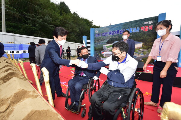 진주시가 장애인의 건강증진과 사회참여 기회를 확대하기 위해 ‘장애인 문화센터’를 본격 건립한다. 사진은 도쿄 패럴림픽에 참가해 탁구 남자 개인전에서 금메달을 차지한 주영대 선수와 조규일 시장이 인사를 하고 있다.