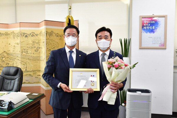 진주시의회는 이현욱(국민의힘) 도시환경위원장이  '지방의정 봉사상'을 수상했다.